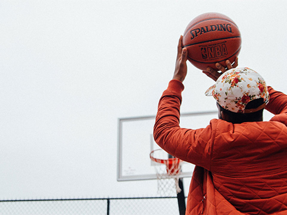 Jongen die aan het basketballen is