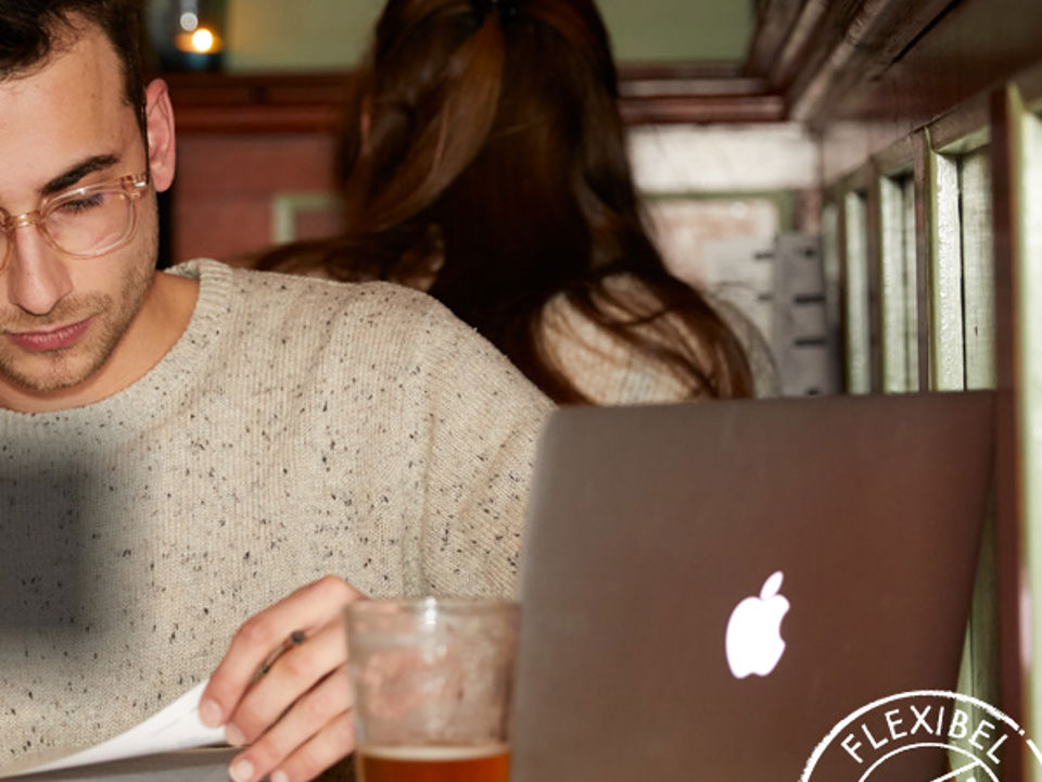 Student in kroeg in Utrecht aan het studeren